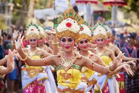  The Magic Tent: Un viaggio fantastico attraverso il tempo e le tradizioni indonesiane!